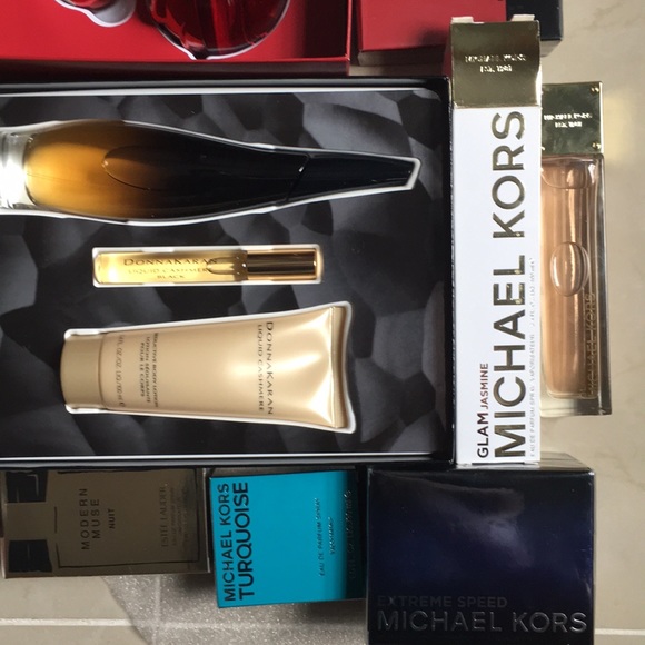 perfumes in men’s and women makeup an makeup bags - Picture 5 of 8